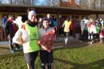 Belohnt wurde Sandra Homann (l.) f&uuml;r ihren Sieg &uuml;ber 8km mit einem leckeren Karpfen.