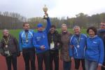 Der Gewinn des Solvay-Cups 2016 geht an das Team der Gaensefurther Sportbewegung, deren Vertreter (v.l.) Stefanie Nowak, Maik L&ouml;we, J&uuml;rgen Eisfeld, Stefan Berger, Renate Liedtke, Jens-Uwe B&ouml;rner, Sabine B&ouml;rner und Nico Mahler allen Grund zur Freude haben. 