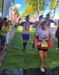 Zieleinlauf nach 42 Kilometern und &uuml;ber sechs Stunden Laufarbeit f&uuml;r eine &uuml;bergl&uuml;ckliche Deb&uuml;tantin Claudia Meier: „Mein erster und mein letzter Marathon - aber ein Marathonerlebnis, das mir keiner mehr nehmen kann!“