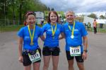 Schmerz vergeht – Stolz bleibt. Sabine B&ouml;rner, Sylvia K&ouml;hn und Jens-Uwe B&ouml;rner nach dem Zieleinlauf und 73,5 langen Kilometern.