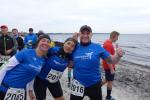 Am Strand von Juliusruh genie&szlig;en Verena Hildebrandt, Nancy und Olaf Bothe die Stimmung vor dem Start ihres Halbmarathons &uuml;ber 21,1 Kilometer (v.l.).