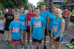 Die Vereinsmitglieder Anna Telge (2.v.l.) und Moritz Himpenmacher (4.v.l.) vertraten das Sta&szlig;furter Gymnasium &uuml;ber die 2 Kilometer-Distanz.
