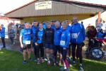 W&auml;hrend sich Emily Siebert und Jens Stampnik ordentlich auf ihre Wettk&auml;mpfe vorbereiteten und beim Warmlaufen waren, nahm sich der Rest Bode-Runners die Zeit f&uuml;r ein Gruppenbild vor dem Start in Meisdorf: Jens-Uwe B&ouml;rner, Daniel und Janine Wuwer, Verena Hildebrandt, Jens Kunkel, Harald und Christa F&uuml;mel, Dirk Meier und Josef Hindricks (v.l.).