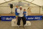 Die gl&uuml;cklichsten Finisher beim Gerstewitzer M&uuml;hlentaglauf: Rieke und Jette Zaschke pr&auml;sentieren stolz ihre Urkunden und der nette M&uuml;hlenmeister darf mit auf das Bild!