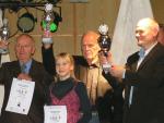 Den Pokal f&uuml;r den zweiten Platz in der Mannschaftswertung nahm Lutz Klau&szlig; (r.) entgegen. Wenn es auch diesmal nicht ganz zum Sieg gereicht hat sind sich die L&auml;ufer einig, dass im n&auml;chsten Jahr erneut angegriffen wird.