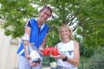 F&uuml;r Kirsten Geist (l.) als Gesamtdritte der Damen auf den f&uuml;nf Kilometern gab es in Zeitz neben einem Getr&auml;nk sogar ein Preisgeld.