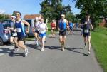 Steffen Sch&ouml;ler (2.v.r.) kurz nach dem Start &uuml;ber die Halbmarathon-Distanz.