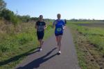 Beim Halbmarathon gesucht und gefunden! Ramona Gottschald vom SV Angern und Anke Delius von den Bode-Runners (v.l.) machten nach Pl&ouml;tzkau gemeinsame Sache. Sie hatten unterwegs nicht nur eine Menge Spa&szlig;, sie forderten sich auch zu H&ouml;chstleistungen heraus: Gottschald: „Nie im Leben w&auml;r ich so eine gute Zeit gelaufen!“