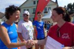 Sabine B&ouml;rner nimmt die Gl&uuml;ckw&uuml;nsche f&uuml;r Platz 2 in WK 50 bei den Jederm&auml;nnern entgegen.