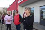 Organisatorin Sigrid Herrmanns gibt den Startpfiff zum 40. Sta&szlig;furter Silversterkarpfenlauf.