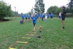 Jede Regenl&uuml;cke wurde genutzt, um &Uuml;bungen zur Erw&auml;rmung, das Lauf-ABC oder wie hier, an der Koordinationsleiter zu trainieren. Der Laufcoach hat immer zwei wachsame Augen auf die Bode-Runners.