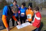 Josef Hindricks informiert sich &uuml;ber den Streckenverlauf. 