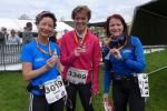 Jeder L&auml;ufer erhielt eine sehr sch&ouml;ne Medaille - Sabine B&ouml;rner, Karolin Tebarts, Sylvia         K&ouml;hn (v.l.)
