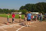 Celine Ladehoff (2.v.l.) bereitet sich auf den Start &uuml;ber 800m vor, bei dem sie sich mit PB &uuml;ber den 1. Platz freuen kann .