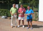 Der Gewinner des Ü50-Finales, Anatoli Anatzki (Mitte), mit Reiner Christoph.(2. Platz- r.) und Dietmar Handro (l.) Der Gewinner des Ü50-Finales, Anatoli Anatzki (Mitte), mit Reiner Christoph.(2. Platz- r.) und Dietmar Handro (l.)