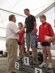 Stephan Törmer bekommt seine Ehrung für den Sieg über 5 km. Stephan Törmer bekommt seine Ehrung für den Sieg über 5 km.