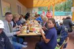 Alle langten kräftig zu beim Essen und saßen teilweise anschließend noch bis zum Eintritt der Dunkelheit zusammen. Alle langten kräftig zu beim Essen und saßen teilweise anschließend noch bis zum Eintritt der Dunkelheit zusammen.