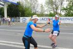 Während Claudia Meier als dritte Staffelläuferin hier ihre Lauffreundin abklatscht, hat Petra Becker bereits 25 Kilometer in den Beinen. Während Claudia Meier als dritte Staffelläuferin hier ihre Lauffreundin abklatscht, hat Petra Becker bereits 25 Kilometer in den Beinen.