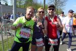 Laufbekanntschaft Harald Fümel gemeinsam mit den Gaensefurthern Kirsten und André Geist nach 21 Kilometern im Ziel.
Laufbekanntschaft Harald Fümel gemeinsam mit den Gaensefurthern Kirsten und André Geist nach 21 Kilometern im Ziel.