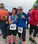Ganz besondere Medaillen gab es f&uuml;r alle Finisher im Ziel: Einen Seehund aus Holz f&uuml;r Sabine B&ouml;rner und Petra Becker (v.l.).
