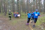 Viele Helfer sorgten an Strecke daf&uuml;r, dass die zahlreichen L&auml;ufer die richtige Kurve nahmen.