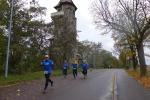 : Am Ke&szlig;lerturm war f&uuml;r Thomas Braun, Verena Hildebrandt, Marco Lehmann (BSV Eickendorf)
und Stefan Sindermann der h&ouml;chste Streckenpunkt erreicht (v.l.). Der 26 m hohe Aussichtsturm steht am Friedrichshang im Naherholungsgebiet Krumbholz in der Bernburger Talstadt und ist Haltepunkt der Parkeisenbahn Bernburg. Bei guter Sicht ist der Blick bis zum Brocken m&ouml;glich.
