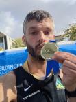 Rinaldo Schielke lief den Marathon in Berlin in neuer persönlicher Bestzeit. Mit 3:10:53 Stunden war er drei Minuten schneller als im vorigen Jahr. Der Traum, einmal unter drei Stunden zu laufen, bleibt. Rinaldo Schielke lief den Marathon in Berlin in neuer persönlicher Bestzeit. Mit 3:10:53 Stunden war er drei Minuten schneller als im vorigen Jahr. Der Traum, einmal unter drei Stunden zu laufen, bleibt.