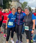 Frauenpower der Gaensefurther Sportbewegung auf der Zehn-Kilometer-Distanz: Janine Wuwer und Kathleen Mahler absolvierten die Distanz im Laufschritt, B&auml;rbel Lallecke nahm als Walker teil (v.l.).