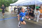 Zieleinlauf im Regen für Emily Siebert nach 2,5 Kilometern: Platz eins in der weiblichen Wertungsklasse unter zehn Jahre, Gesamtplatz zwei bei den Frauen, Platz zwölf Gesamt. Zieleinlauf im Regen für Emily Siebert nach 2,5 Kilometern: Platz eins in der weiblichen Wertungsklasse unter zehn Jahre, Gesamtplatz zwei bei den Frauen, Platz zwölf Gesamt.